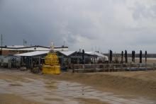 dreigende wolken voor een heerlijke beachparty